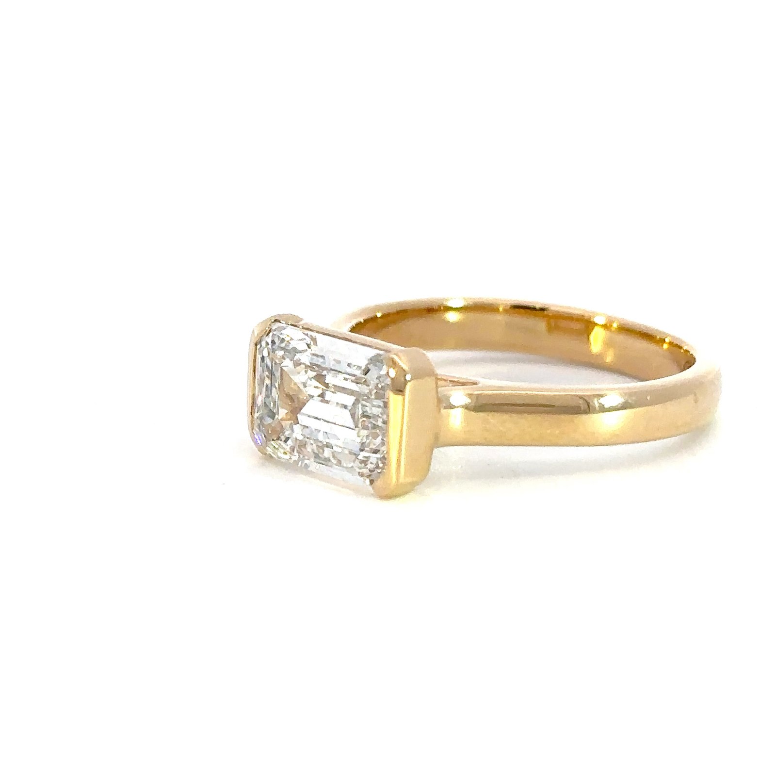 18K Yellow Gold Ring with Lab Grown Emerald cut Diamond 2.58 Carat - Image 2
