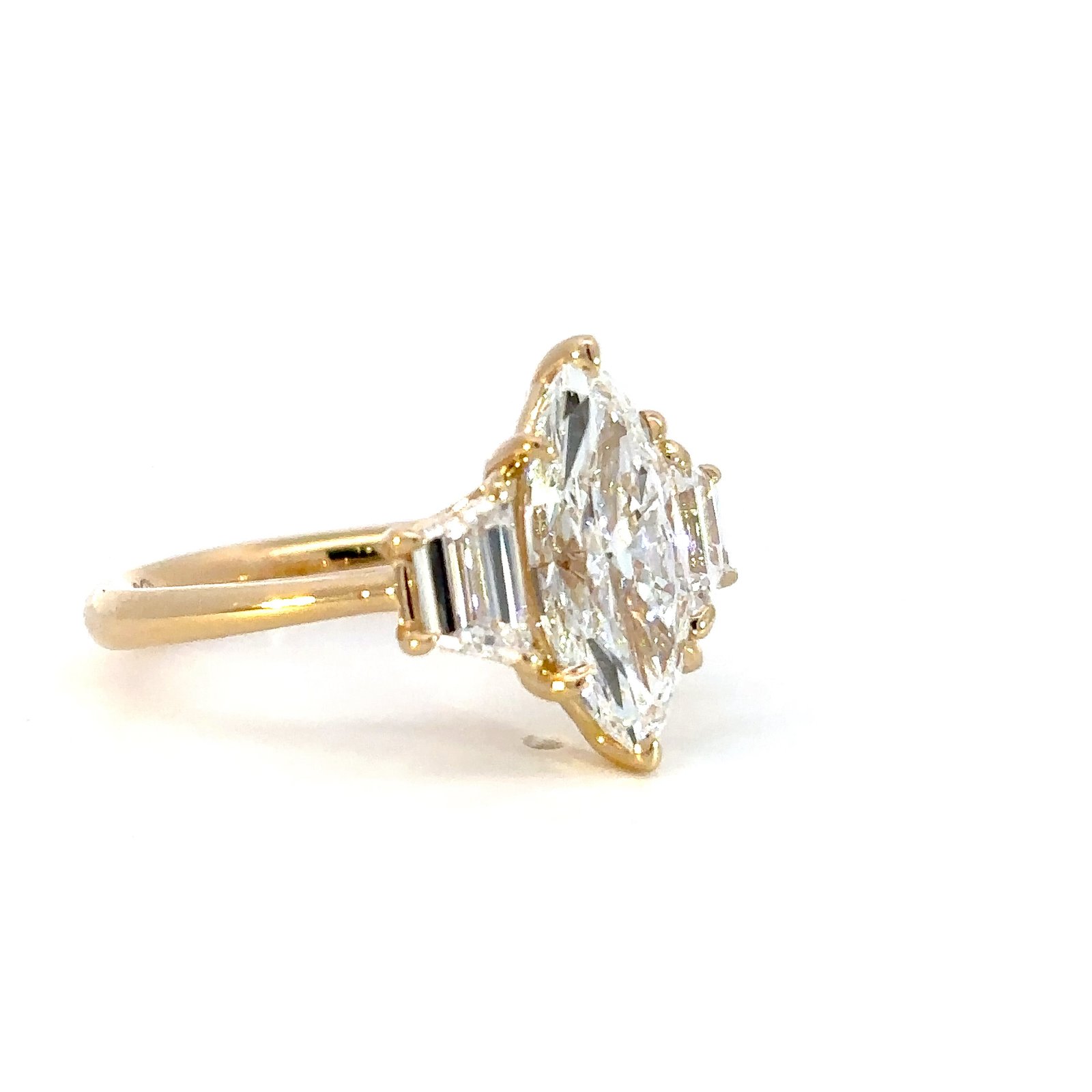 18K Yellow Gold Ring with Lab Grown Marquise cut Diamond 2.5ct and 2 Baguette cut Diamonds TDW 0.83ct - Image 3