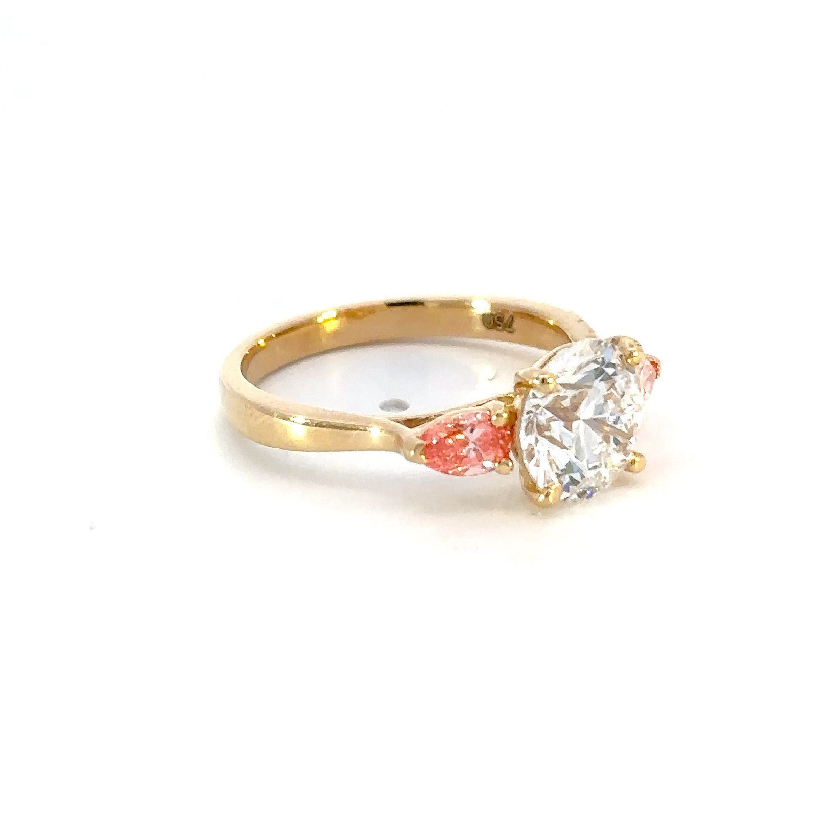18K Yellow Gold Ring with Round Lab Grown Diamond 2.0ct and 2 Pear cut Pink Diamonds TDW 0.45 Carat - Image 3