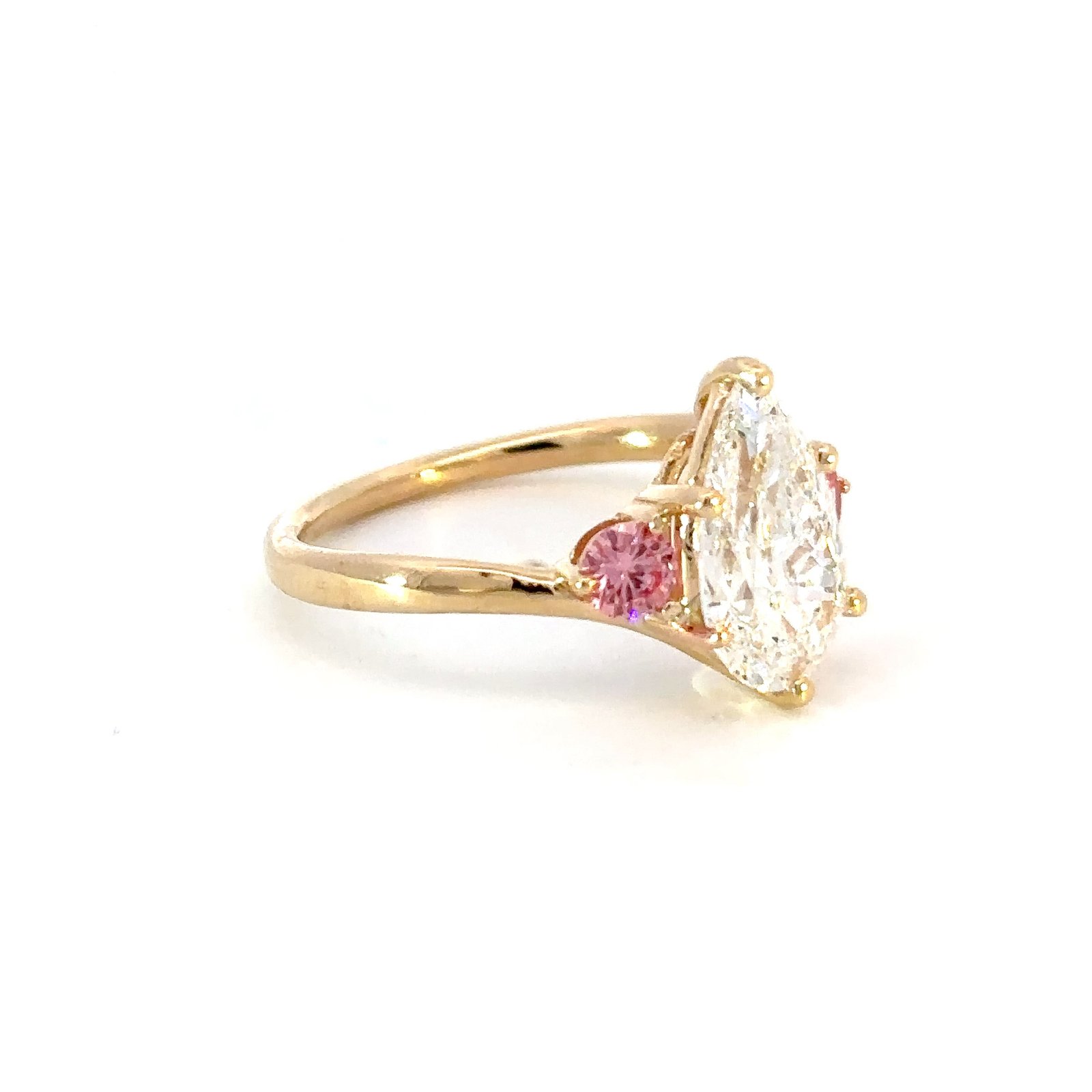 18K Yellow Gold Ring with Pear cut Lab Grown Diamond 2.02ct and 2 Round Pink Diamonds TDW 0.32 Carat - Image 3