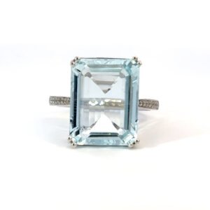 18K White Gold Ring Aquamarine 9.72 Carat, Diamonds 0.06 Carat