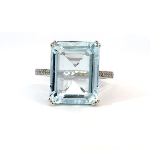 18K White Gold Ring Aquamarine 9.72 Carat, Diamonds 0.06 Carat