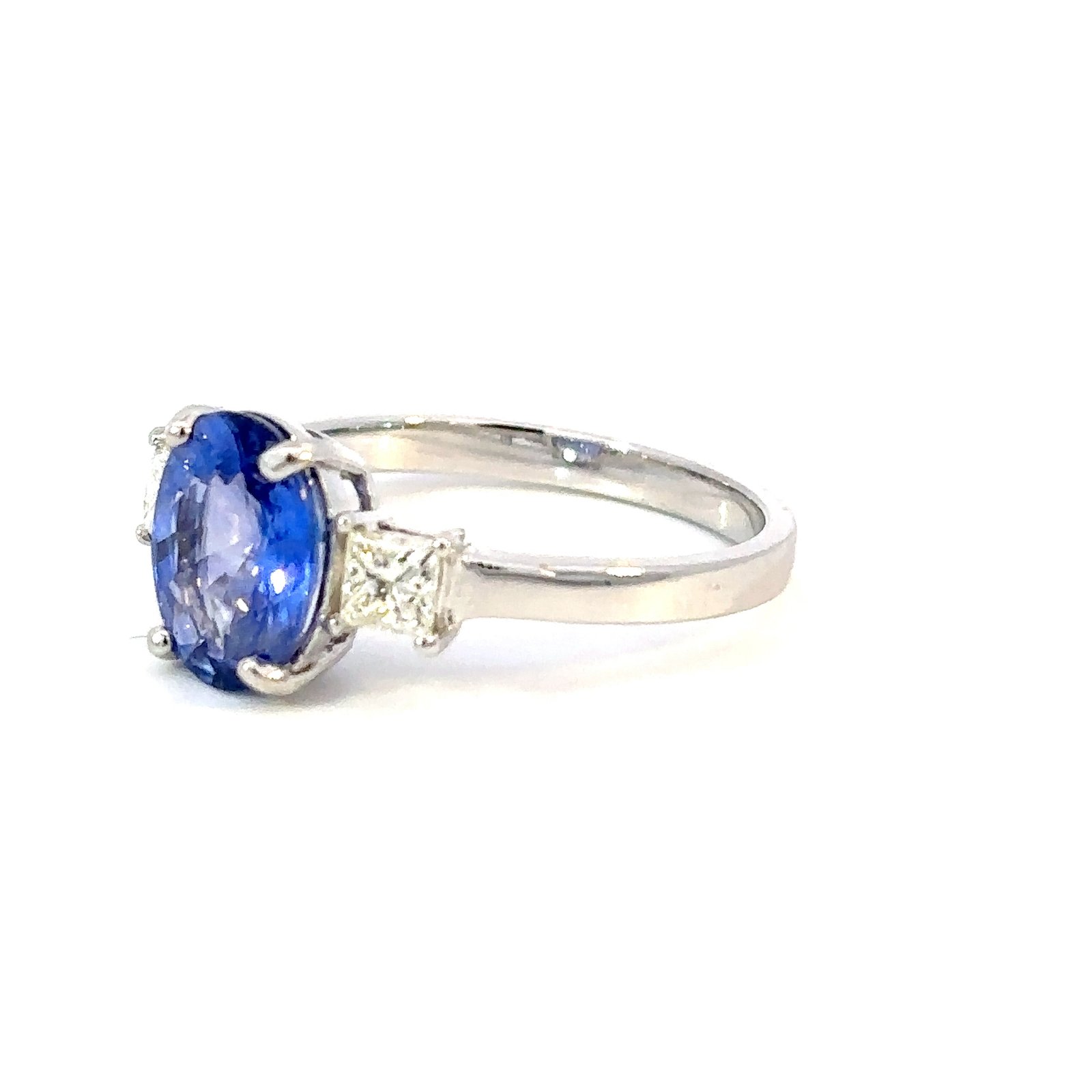 18K White Gold Ring Oval Ceylon Sapphire 2.28 Carat 2 Princess cut White Diamonds TDW 0.38 Carat - Image 2